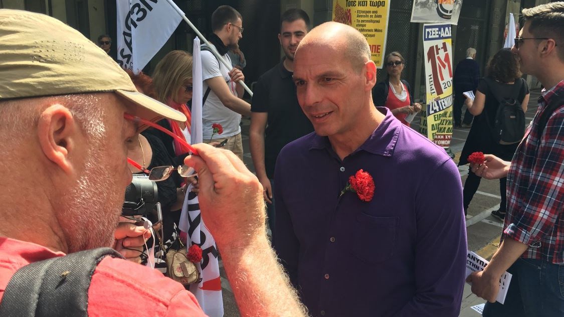 Με γαρύφαλλο στο πέτο ο Βαρουφάκης στην πορεία της Πρωτομαγιάς – Στο πλευρό του η Δανάη Στράτου – ΦΩΤΟ