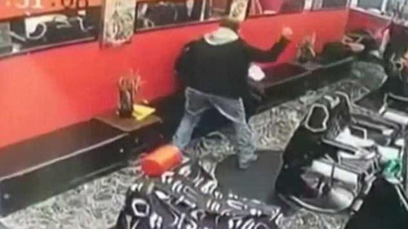 Σοκαριστικό ΒΙΝΤΕΟ – Εισέβαλε στο κομμωτήριο και άρχισε να σφάζει τη γυναίκα του με…κατσαβίδι  – Καρέ καρέ η επίθεση του αφηνιασμένου άνδρα