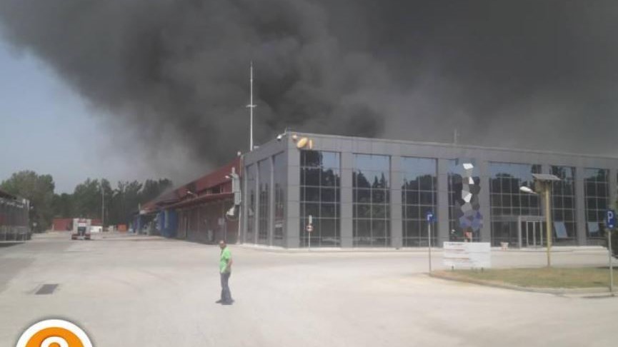 Τελευταία εξέλιξη: Οριοθετήθηκε η φωτιά στο εργοστάσιο μπαταριών στην Ξάνθη