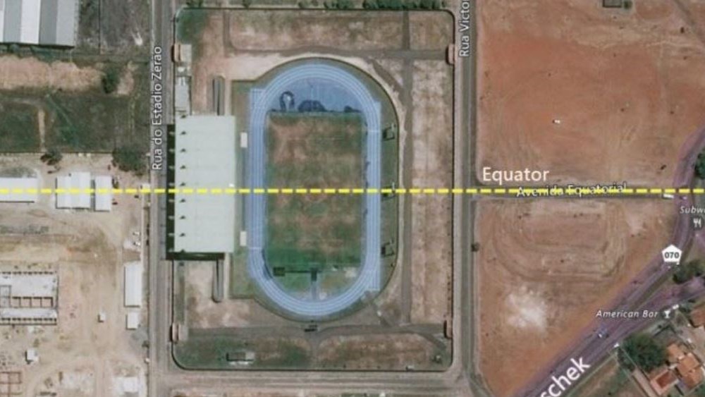 Ένα γήπεδο ακριβώς στη γραμμή του Ισημερινού – ΦΩΤΟ