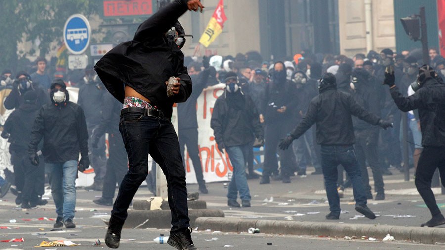 Πεδίο μάχης το Παρίσι – Κουκουλοφόροι “ρήμαξαν” την πόλη του Φωτός – ΦΩΤΟ – ΒΙΝΤΕΟ