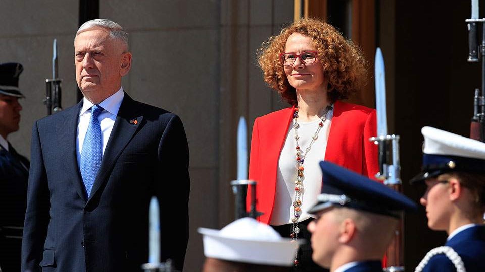 Σαφές μήνυμα του Αμερικανού υπουργού Άμυνας στα Σκόπια: Πρώτα λύση με το όνομα και μετά ένταξη στο ΝΑΤΟ