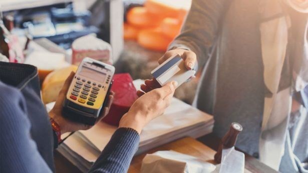 Άφησε κατά λάθος φιλοδώρημα 6.450 ευρώ σε κεμπαμπτζίδικο