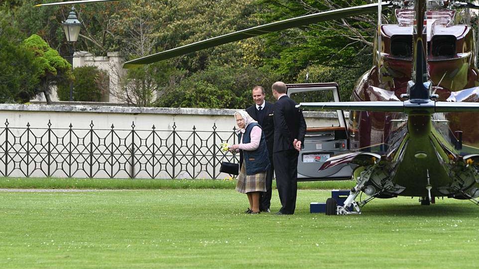 Η βασίλισσα Ελισάβετ πήγε με ελικόπτερο να γνωρίσει τον νέο πρίγκιπα – ΦΩΤΟ – ΒΙΝΤΕΟ