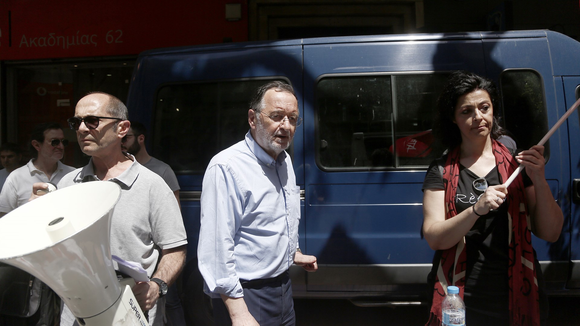 Κινητοποίηση της ΛΑΕ κατά των πλειστηριασμών: Η ντουντούκα και…η σκάλα του Λαφαζάνη – ΦΩΤΟ