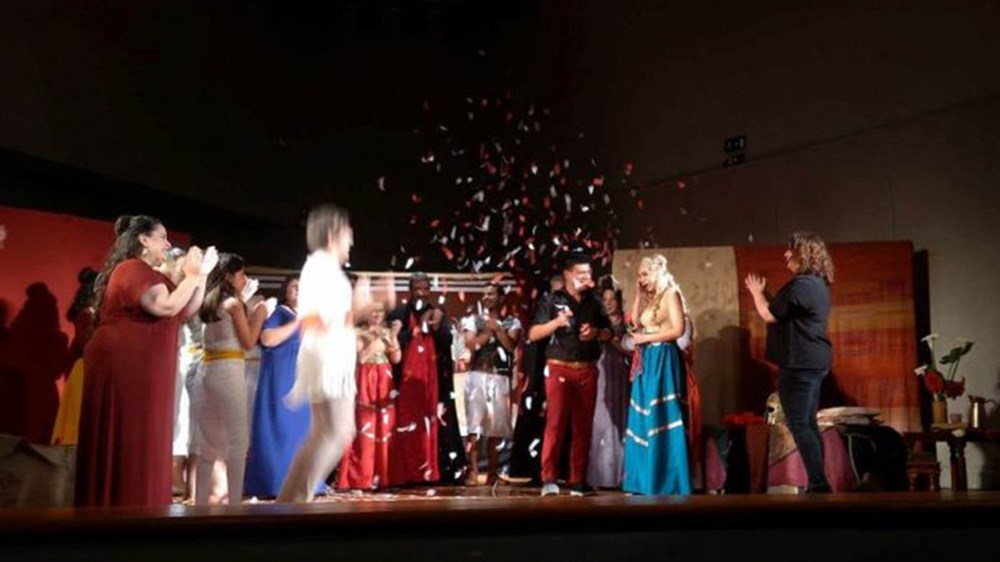 Η πρόταση γάμου που έκλεψε τις εντυπώσεις…στην θεατρική παράσταση και άφησε τη “νύφη” με το στόμα ανοιχτό