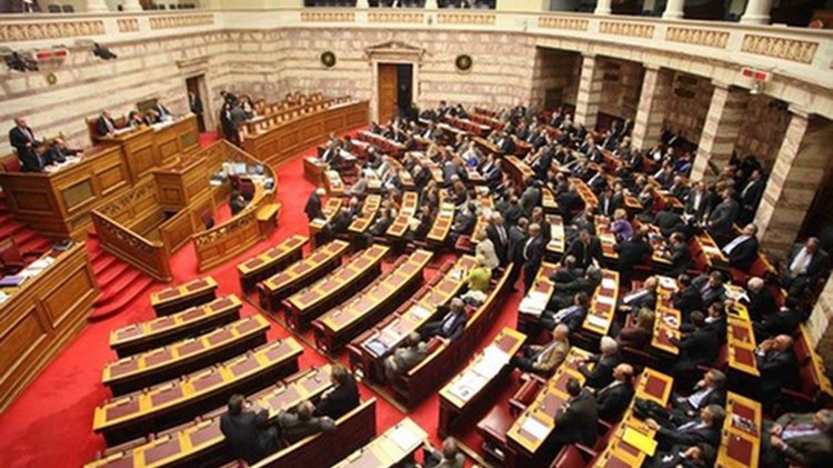 Ψηφίστηκε επί της αρχής το νομοσχέδιο για την υιοθεσία και αναδοχή – Ποιες είναι οι αλλαγές της τελευταίας στιγμής