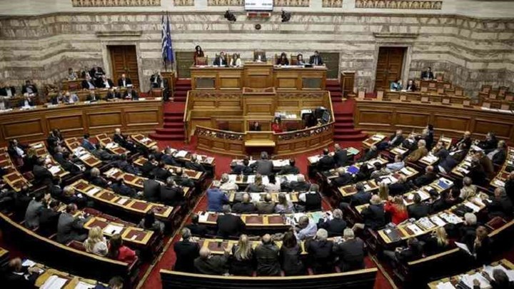 Αντιπαράθεση Μαντά – Δένδια στη Βουλή για την κόντρα κυβέρνησης – Μαρινάκη