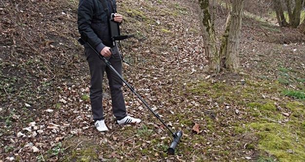 Το κυνήγι θησαυρού έληξε άδοξα – Έψαχναν για λίρες αλλά βρήκαν… χειροπέδες