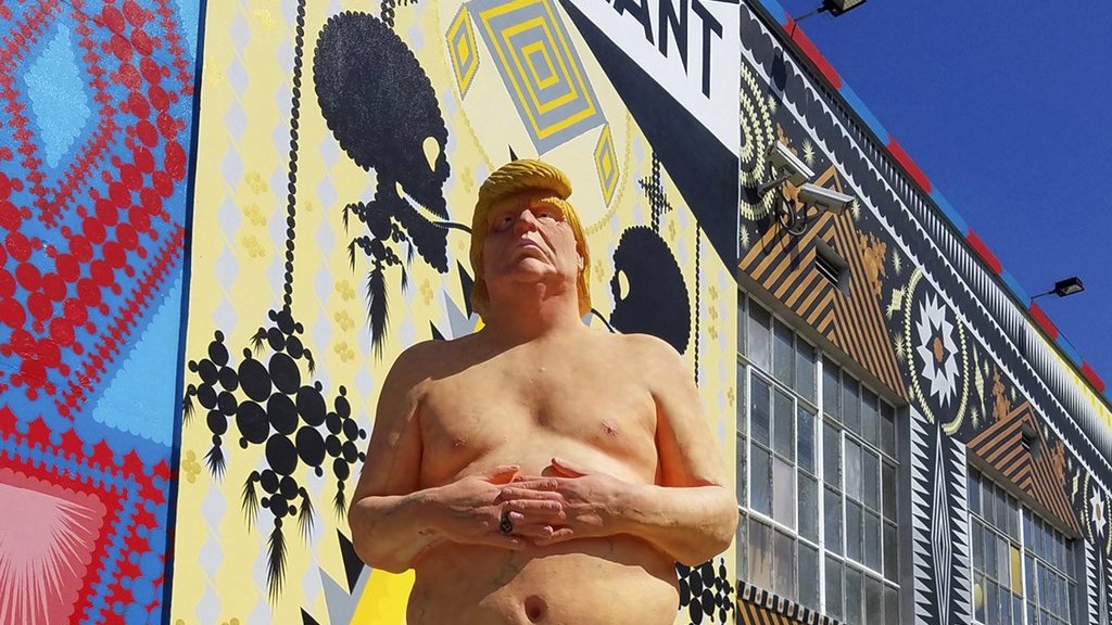 Βρέθηκε αγοραστής για το γυμνό… ακρωτηριασμένο άγαλμα του Τραμπ – ΦΩΤΟ
