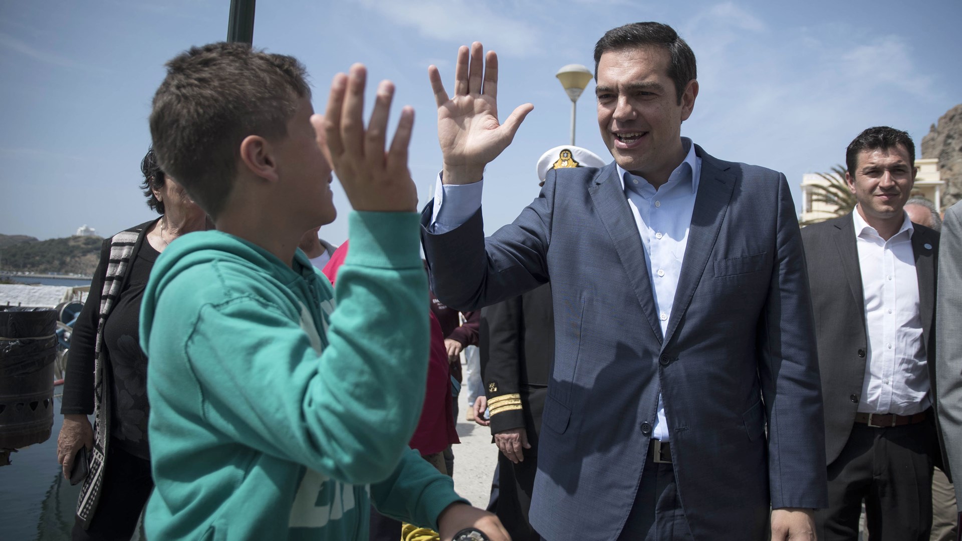 H σαραντάλεπτη βόλτα του Αλέξη Τσίπρα στη Μύρινα – Ποιος του είπε “μην κωλώσεις” – ΦΩΤΟ