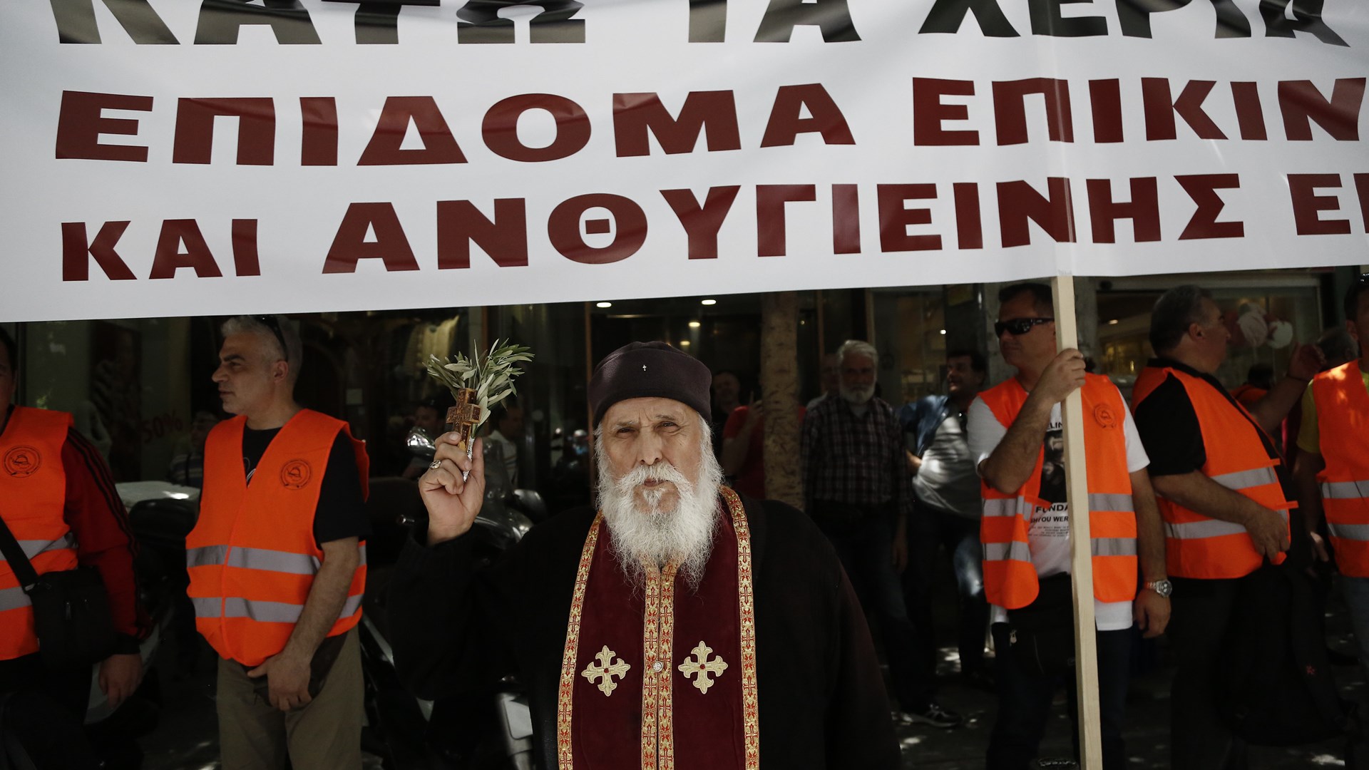 Ιερέας ράντισε με αγιασμό την πορεία ΠΟΕΔΗΝ-ΑΔΕΔΥ – Διαδηλωτές “ντύθηκαν” ΜΑΤ – ΦΩΤΟ