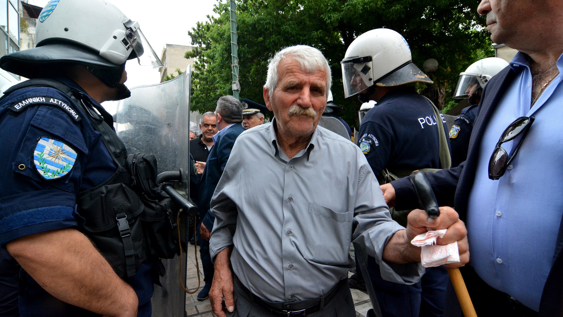 Διαμαρτυρία κτηνοτροφών στη Λάρισα – Έχυσαν γάλα – ΦΩΤΟ