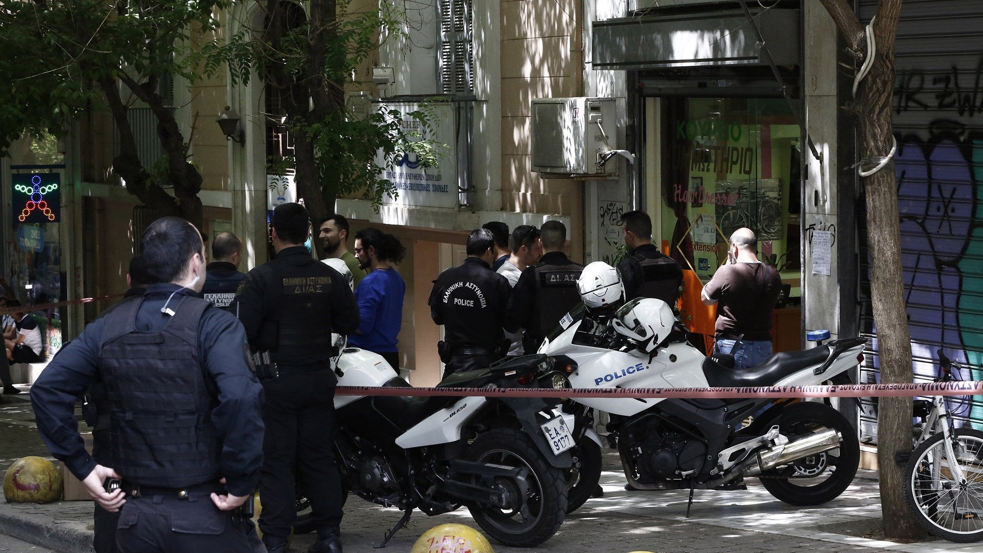 Οι πρώτες εικόνες από το κομμωτήριο στην πλατεία Βικτωρίας – Πέντε φορές πυροβόλησαν τον ιδιοκτήτη – ΦΩΤΟ – ΒΙΝΤΕΟ