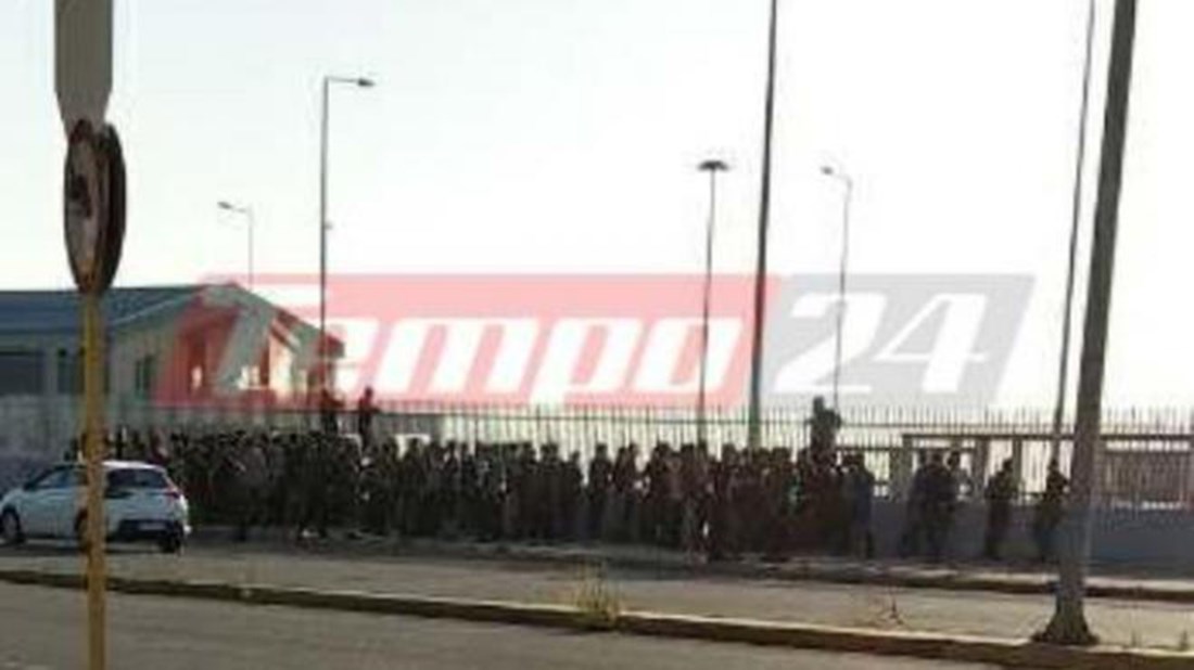 Εικόνες χάους στο λιμάνι της Πάτρας: “Πόλεμος” στην Ακτή Δυμαίων – Επέμβαση των ΜΑΤ για την απώθηση μεταναστών