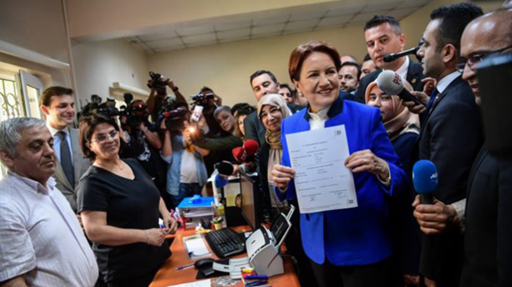 Επίδειξη δύναμης από τη “λύκαινα” Ακσενέρ – Συγκέντρωσε 100.000 υπογραφές και εξασφάλισε την υποψηφιότητά της μέσα σε 4 ώρες