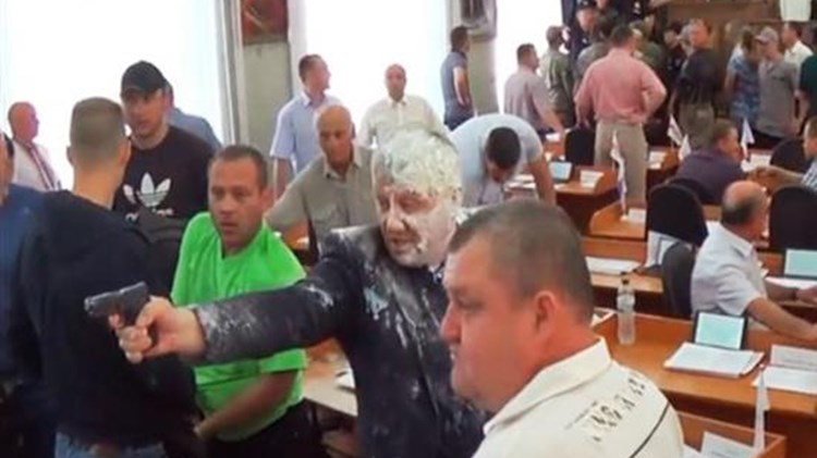 Σοκ στην Ουκρανία: Πολιτικός πυροβόλησε για εκφοβισμό νεοναζί που εισέβαλαν σε δημοτικό συμβούλιο – ΒΙΝΤΕΟ