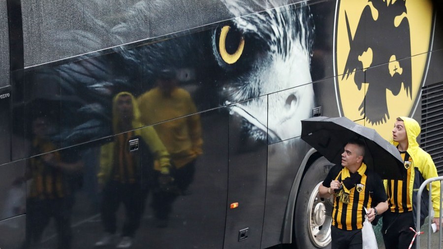 Το πούλμαν της φιέστας περιμένει τους παίκτες της ΑΕΚ – ΦΩΤΟ