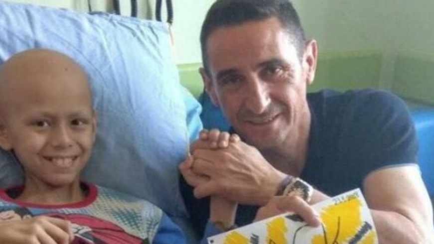 Δωρίζει το μετάλλιο του πρωταθλητή στον μικρό Ανδρέα ο Χιμένεθ