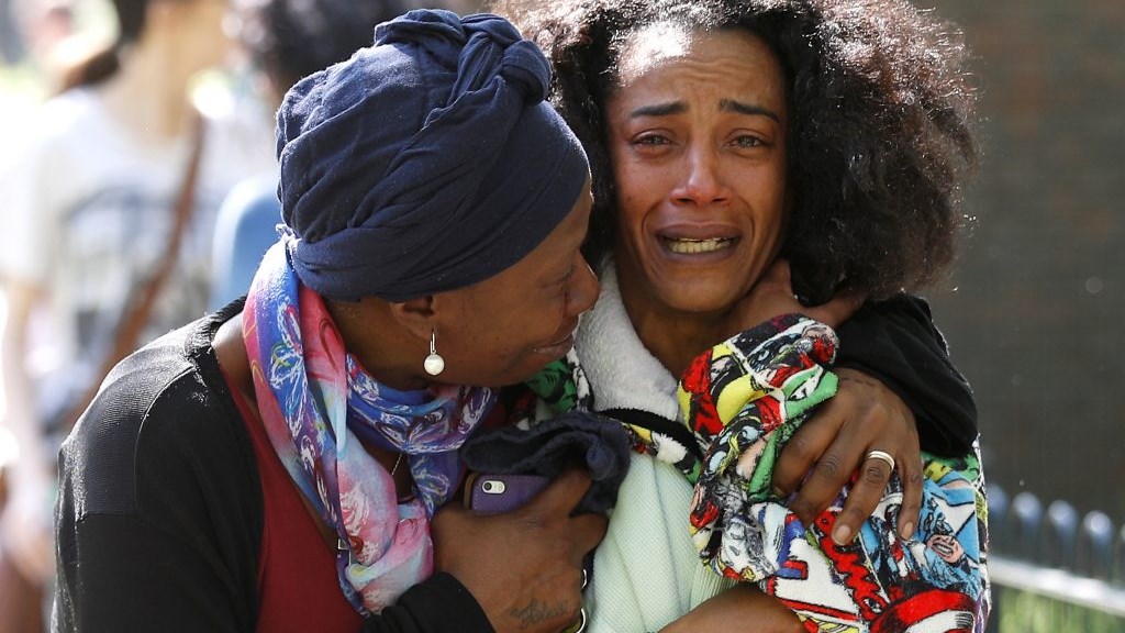 Δολοφονία 17χρονου στο Λονδίνο – Το σπαρακτικό κλάμα της μητέρας του – ΦΩΤΟ