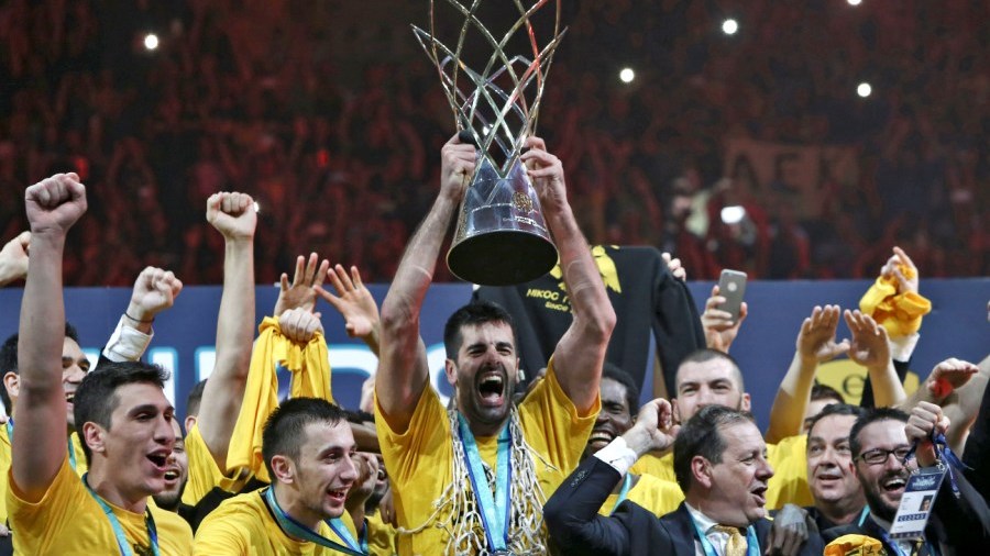 Δείτε την απονομή του τροπαίου στην ΑΕΚ – ΒΙΝΤΕΟ