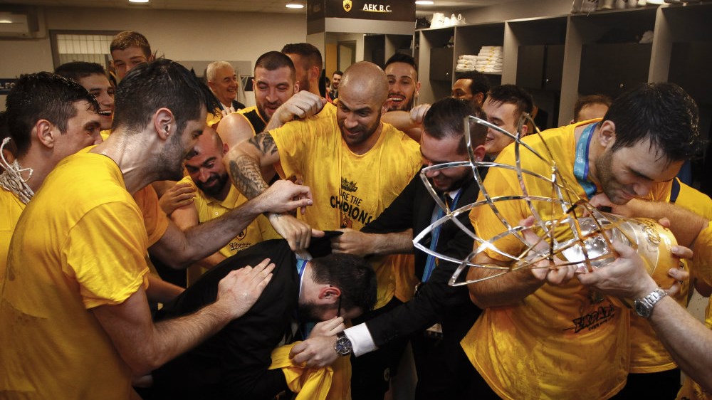 Σαν μικρά παιδιά: Δείτε πώς πανηγύρισαν οι παίκτες της ΑΕΚ στα αποδυτήρια – ΒΙΝΤΕΟ