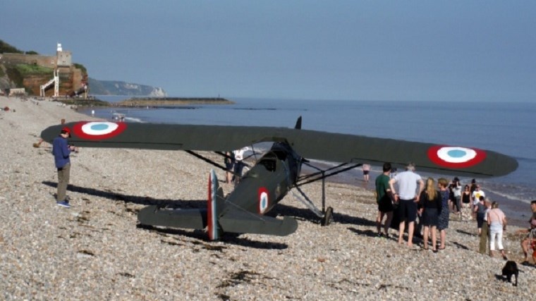 Αναγκαστική προσγείωση σε παραλία – Άφωνοι οι λουόμενοι – ΒΙΝΤΕΟ