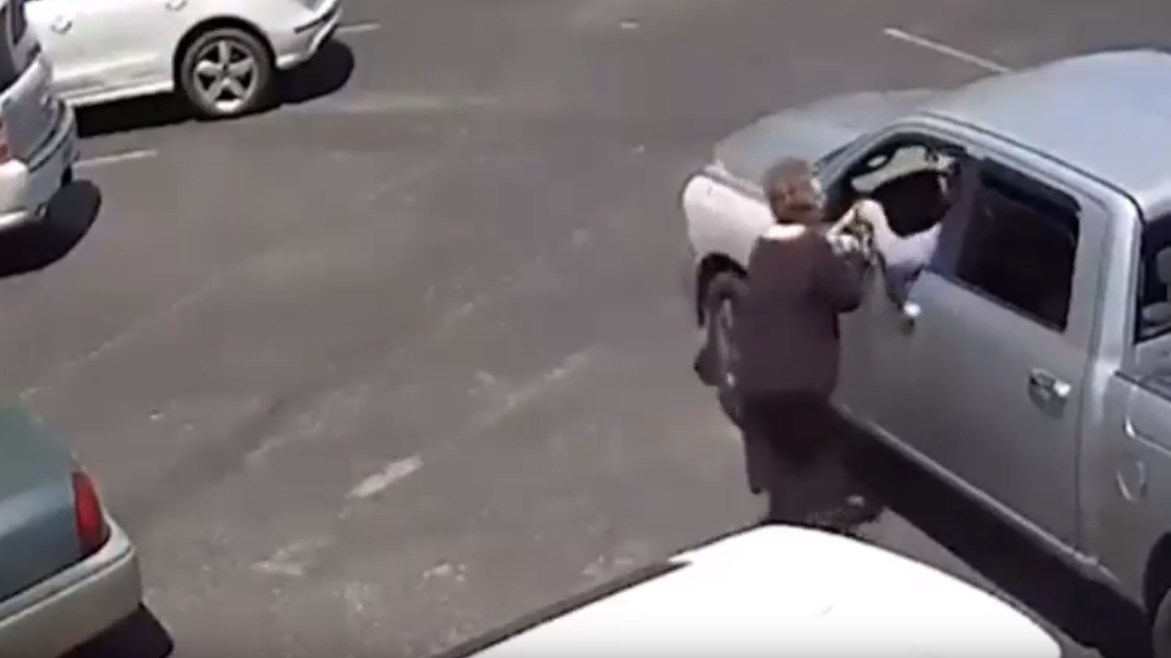 Δεν έχει τον Θεό του – Άρπαξε την τσάντα ηλικιωμένης στο προαύλιο εκκλησίας – ΒΙΝΤΕΟ