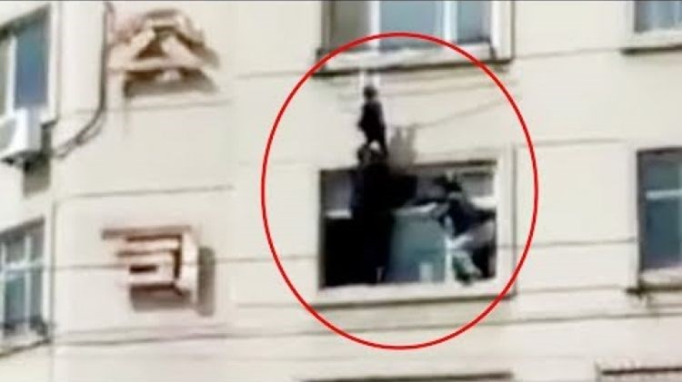 Συγκλονιστική διάσωση 4χρονης – Περαστικός με υψοφοβία έσωσε το παιδί – ΒΙΝΤΕΟ