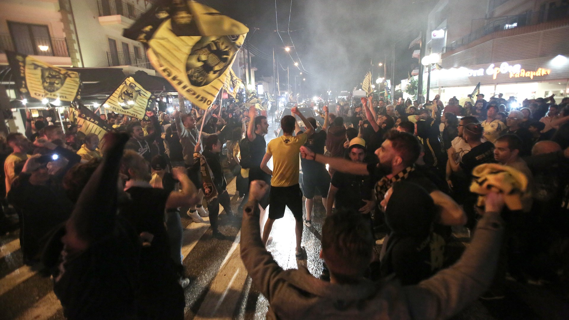 Πάρτι ξανά στη Νέα Φιλαδέλφεια – Ξέφρενοι πανηγυρισμοί για τη βασίλισσα ΑΕΚ- ΦΩΤΟ