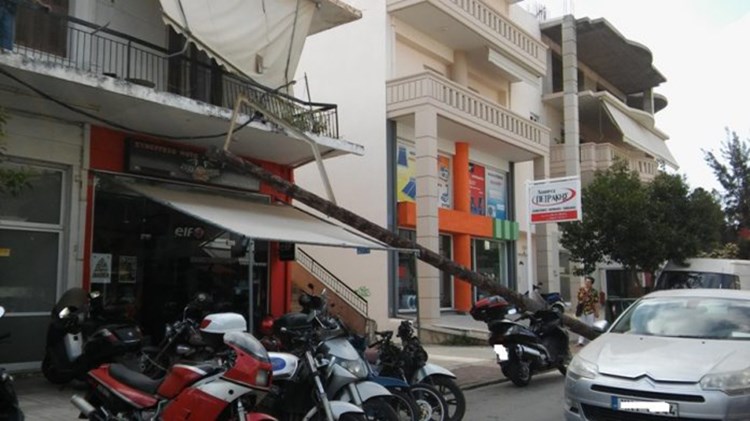 Πανικός στα Χανιά- Στύλος της ΔΕΗ έπεσε σε μπαλκόνι σπιτιού – ΦΩΤΟ