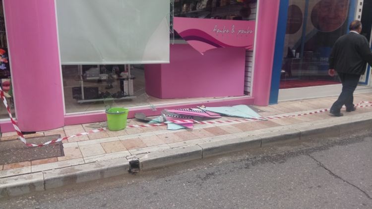 Αυτοκίνητο εισέβαλε σε βιτρίνα καταστήματος – ΦΩΤΟ