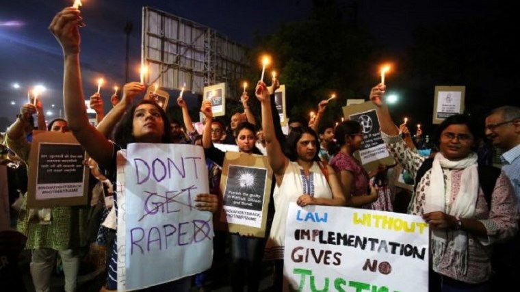 Δεν έχουν τέλος τα περιστατικά βίας στην Ινδία – Βίασαν και προσπάθησαν να πυρπολήσουν έφηβη