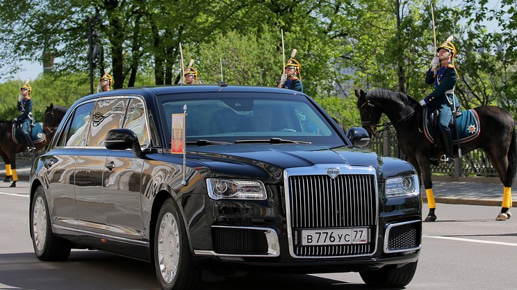 Με τη νέα λιμουζίνα του πήγε να ορκιστεί ο Πούτιν – Το “τέρας” του Ρώσου Προέδρου που προκαλεί δέος – ΦΩΤΟ