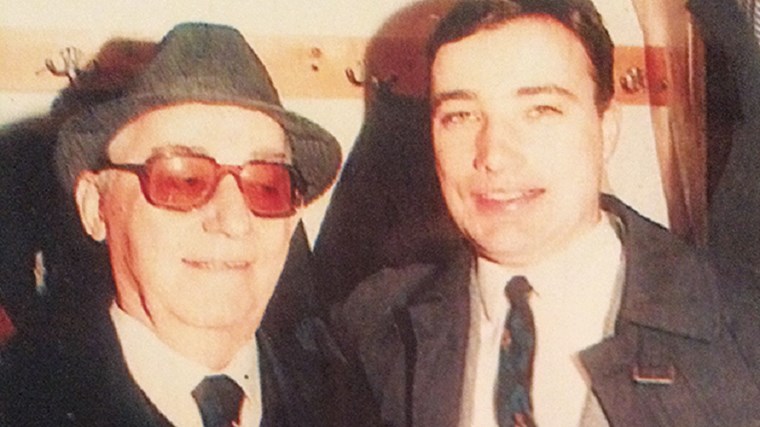 Ο γιος του Νίκου Ρίζου αποκαλύπτει: Ξεψύχησε στον δρόμο