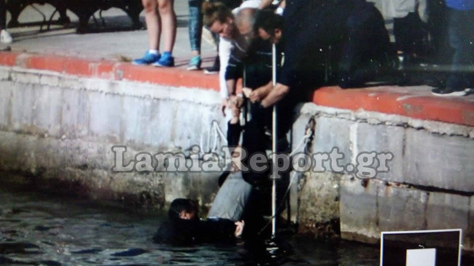 Συγκλονιστική ΦΩΤΟ – Περαστικοί σώζουν άνδρα από βέβαιο πνιγμό στη Χαλκίδα