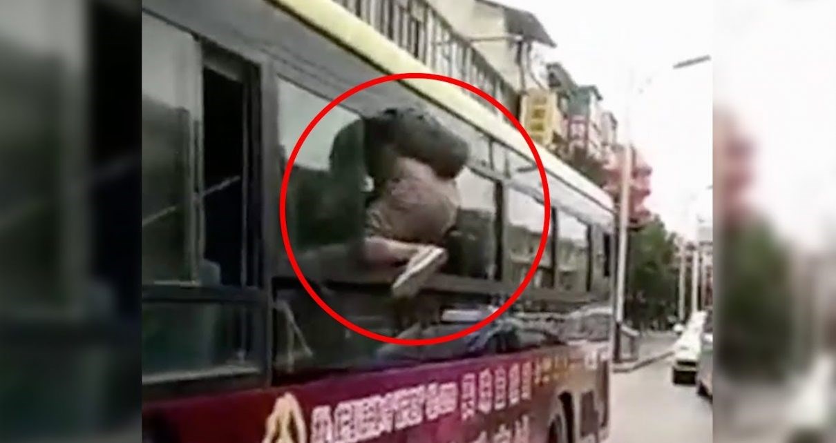 Έκλεψε το πορτοφόλι επιβάτη αλλά “πιάστηκε στα πράσα” ενώ προσπαθούσε να ξεφύγει από το παράθυρο – ΒΙΝΤΕΟ