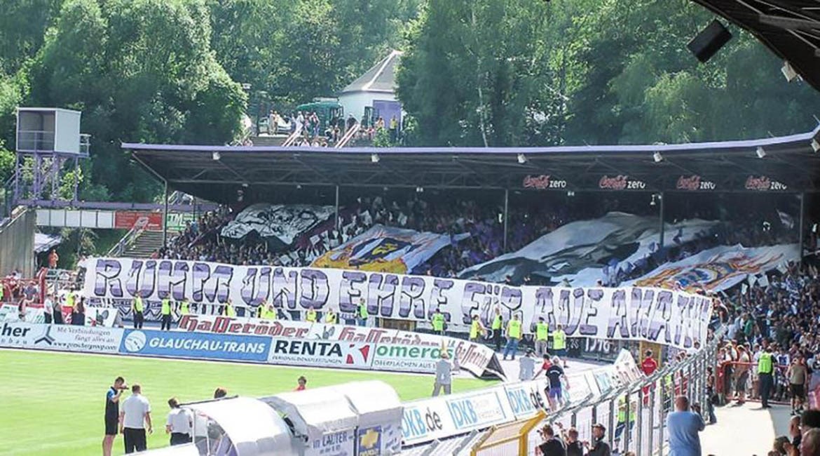 Ασυγκράτητο ζευγάρι έκανε έρωτα σε κοινή θέα έξω από γήπεδο την ώρα του αγώνα- ΦΩΤΟ