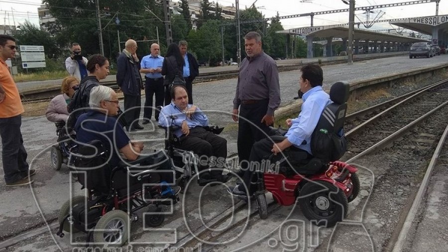 Παραπληγικοί απέκλεισαν σιδηροδρομική γραμμή στη Θεσσαλονίκη – ΦΩΤΟ
