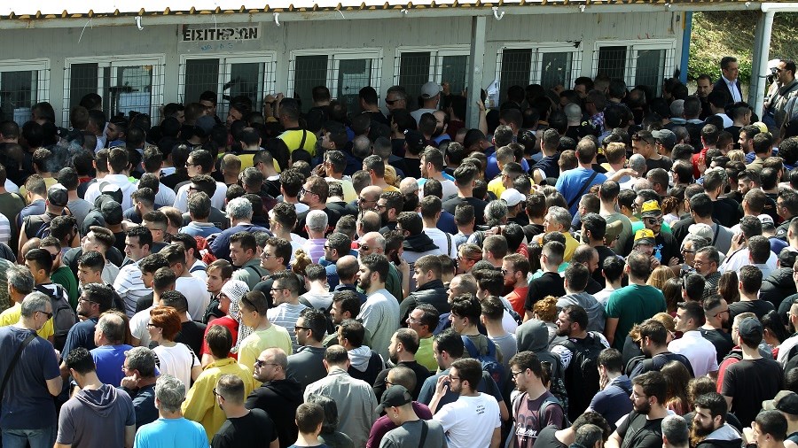 Ουρές φιλάθλων της ΑΕΚ για το “μαγικό χαρτάκι” του τελικού- ΦΩΤΟ