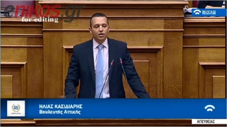 Παραλήρημα Κασιδιάρη: “Παρά φύσιν” το νομοσχέδιο για την αναδοχή, μη φυσιολογικοί οι βουλευτές του ΣΥΡΙΖΑ – ΒΙΝΤΕΟ