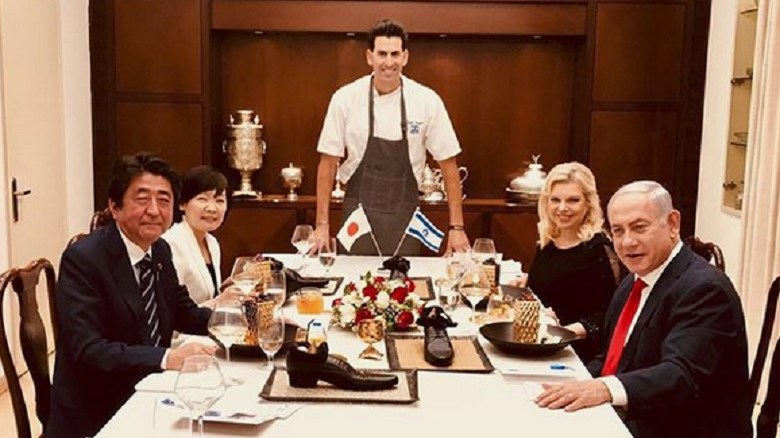 Επική γκάφα του Νετανιάχου – Σέρβιρε γλυκό στον Ιάπωνα πρωθυπουργό μέσα σε ένα…παπούτσι – ΦΩΤΟ