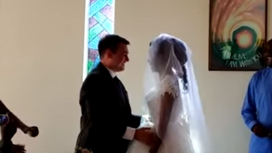 Η νύφη ήταν αποφασισμένη – Κροκόδειλος της έφαγε το χέρι, αλλά εκείνη παντρεύτηκε τον αγαπημένο της λίγες μέρες αργότερα – ΒΙΝΤΕΟ