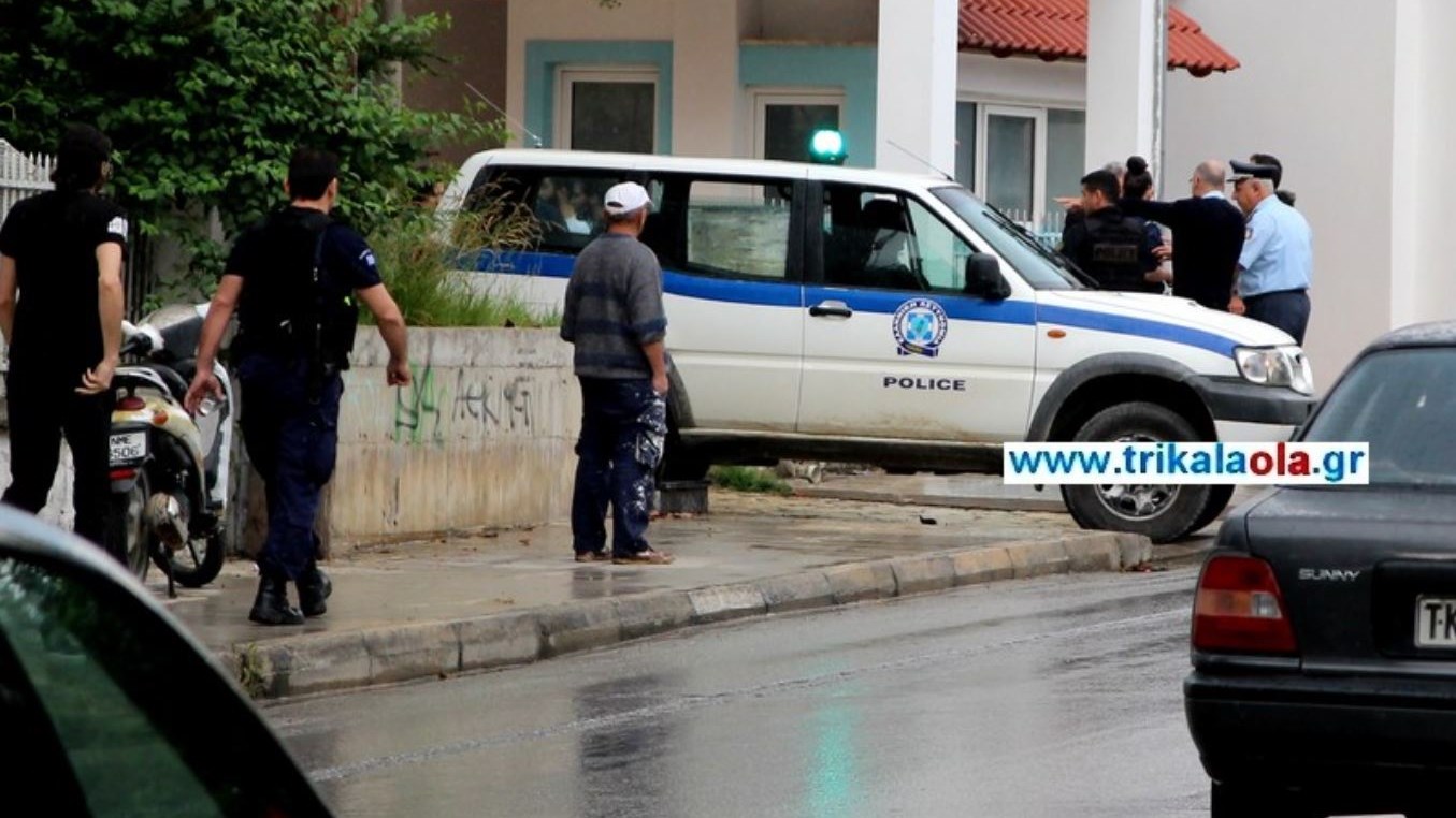 Λήξη συναγερμού στα Τρίκαλα – Αστυνομικοί ακινητοποίησαν τον Σύρο που απειλούσε να αυτοκτονήσει – ΒΙΝΤΕΟ