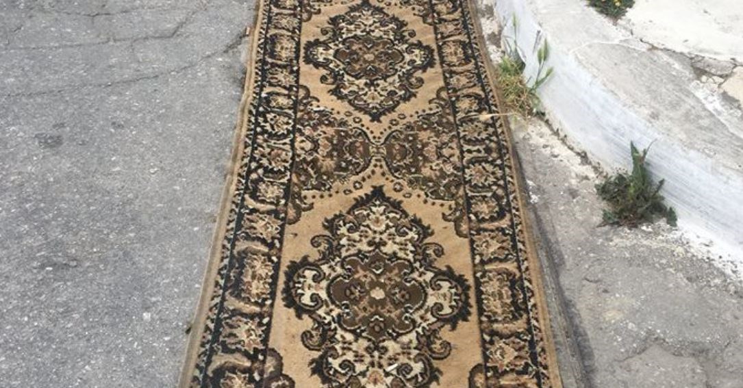 Το τερμάτισαν – Έστρωσαν χαλί σε… φρεάτιο – ΦΩΤΟ