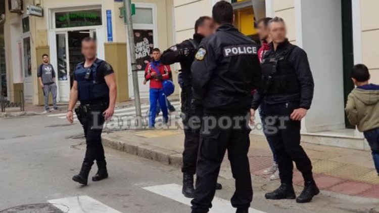 Πιάστηκαν μαλλί με μαλλί σε κεντρική πλατεία της Λαμίας – ΦΩΤΟ