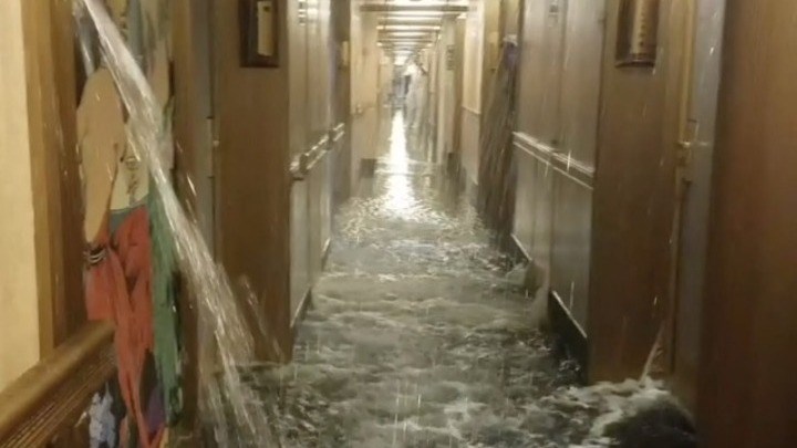 Σκηνές από τον Τιτανικό έζησαν οι επιβάτες ενός κρουαζιερόπλοιου – Πλημμύρισαν 50 καμπίνες – ΒΙΝΤΕΟ – ΦΩΤΟ