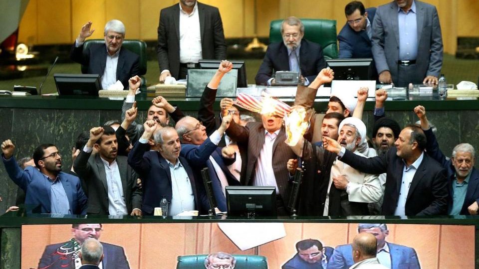 Ιρανοί βουλευτές έκαψαν αμερικανική σημαία μέσα στο κοινοβούλιο – ΒΙΝΤΕΟ – ΦΩΤΟ