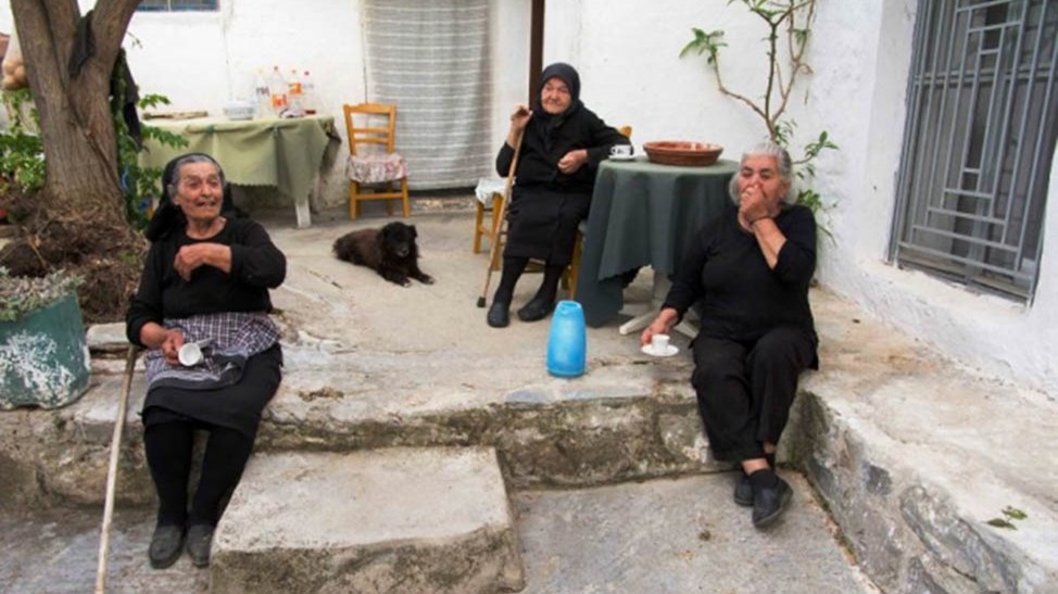 Γνωρίστε το χωριό με τους οκτώ κατοίκους και τη γιαγιά με το κινητό- ΦΩΤΟ