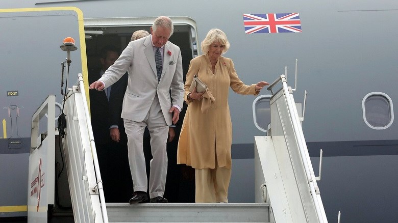 Guardian: Ο πρίγκιπας Κάρολος φθάνει στην Ελλάδα θέλοντας να γιατρέψει «παλιές βασιλικές πληγές»